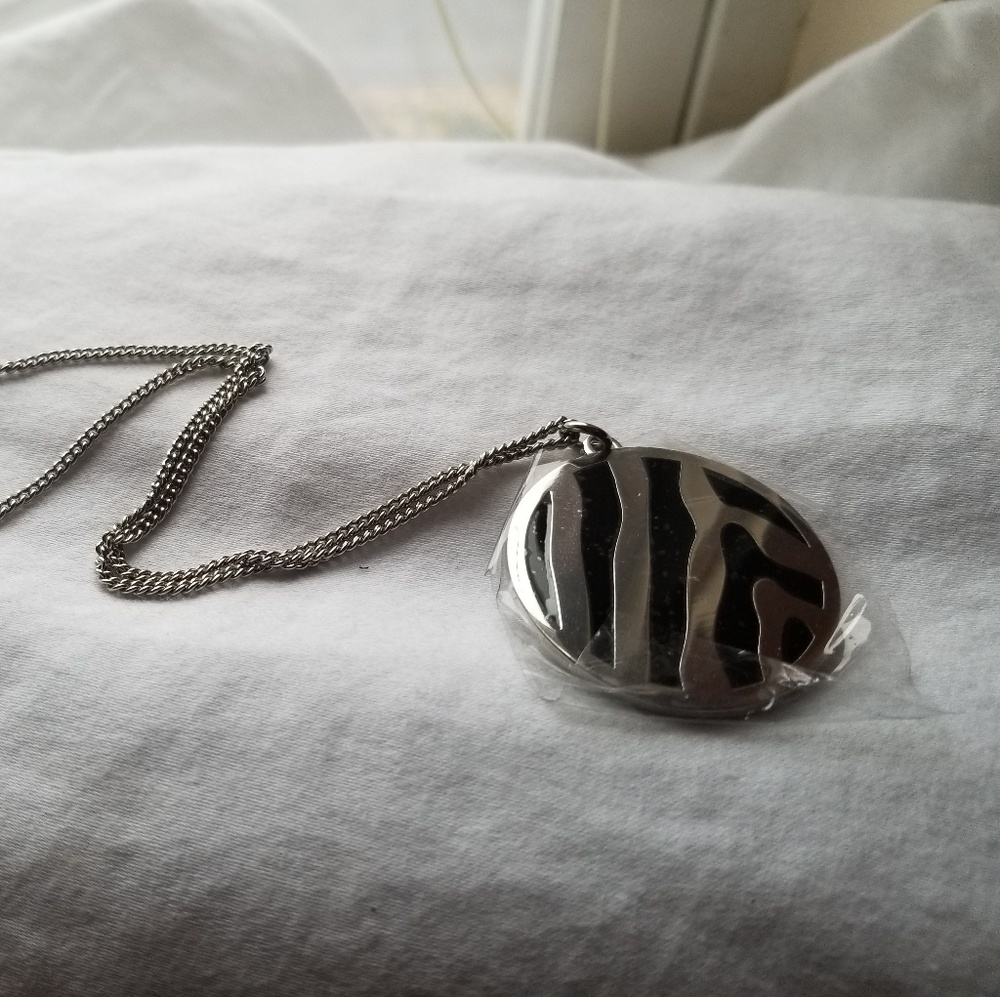 Halcyon Days palladium zebra pendant/necklace - Picture 3 of 4